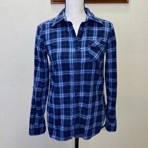 Delia’s blue plaid pocket long sleeve flannel shirt